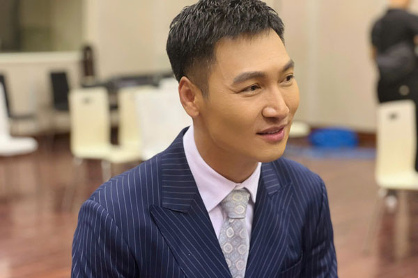 Soái ca màn ảnh 3 con vẫn vạn người mê, ngoài đời sành điệu khác hẳn trên phim-11