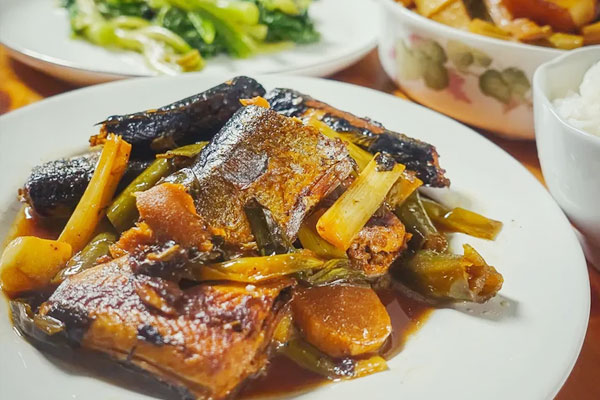 Cách làm cá biển kho chuối xanh cực ngon, lạ miệng-3