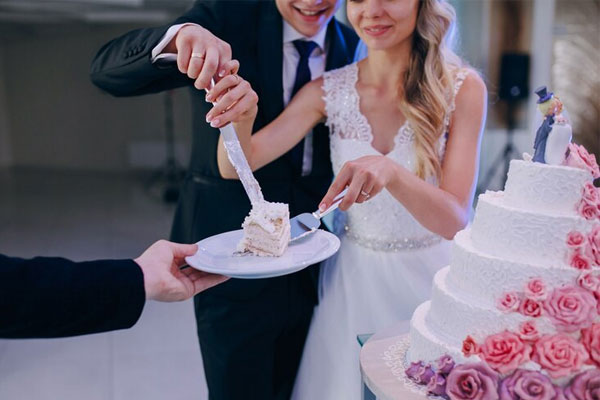 Đám cưới đang vui, phù dâu dẫn nhóm người lên sân khấu khiến quan khách bỏ về-2
