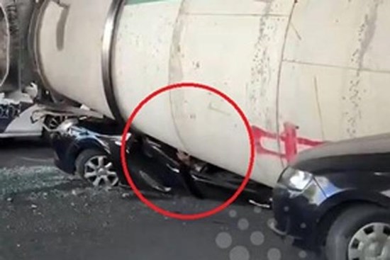 Xe trộn bê tông đè bẹp ô tô, tài xế nằm trong xe vẫy tay cầu cứu