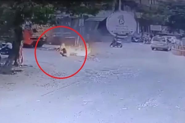 Giải cứu 3 người mắc kẹt trong căn nhà 5 tầng bị cháy-3