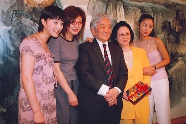 Nhà văn Quỳnh Dao qua đời khiến cả showbiz Trung Quốc rúng động-4