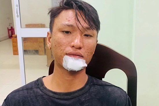 Mâu thuẫn nhỏ nhặt trên bàn nhậu, hai người hàng xóm cầm dao lao vào hỗn chiến