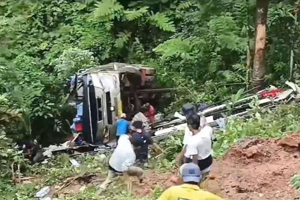 Hai xe buýt đâm nhau trực diện khiến 34 người bị thương-2