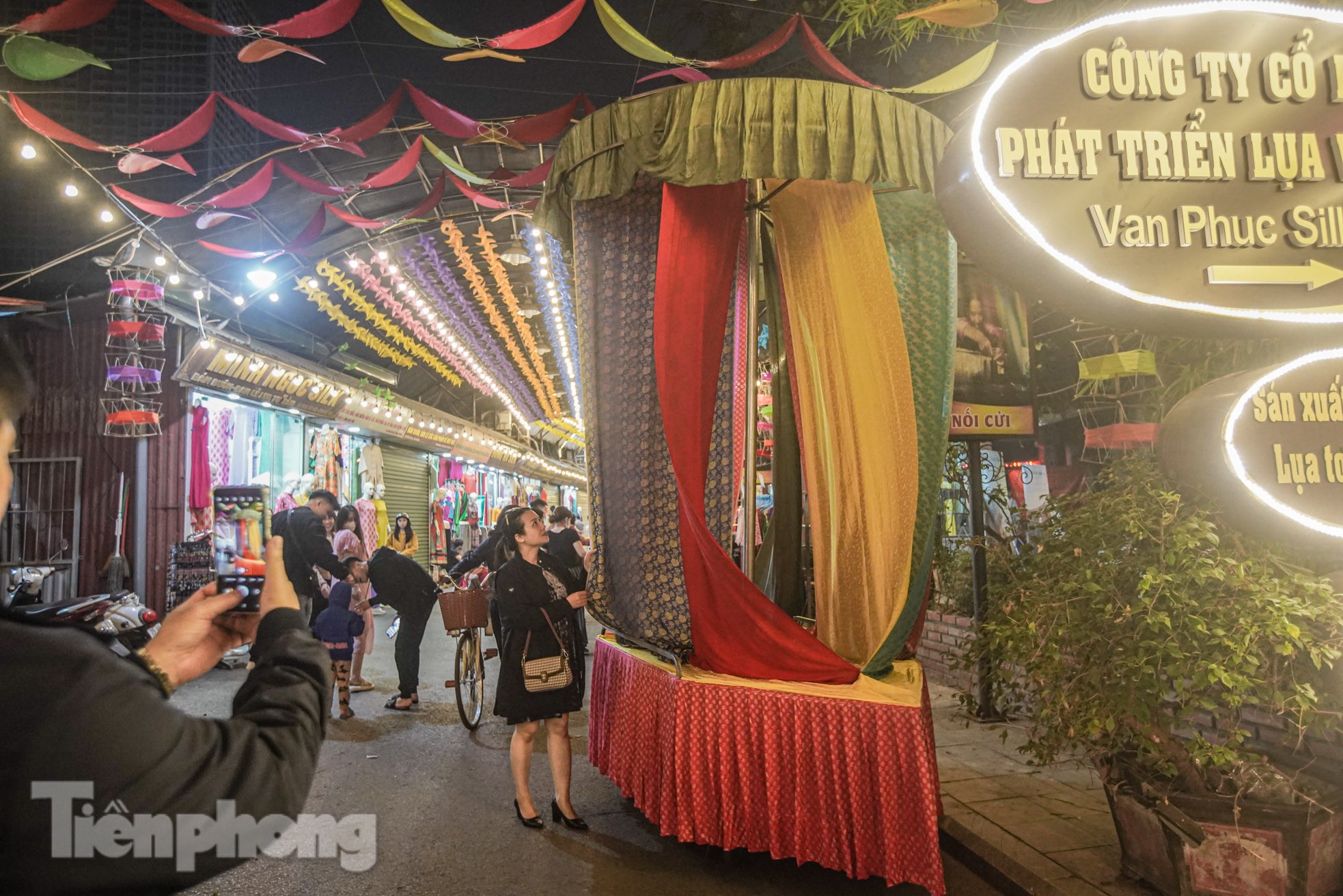 Rực rỡ sắc màu quê lụa Hà Đông trong tuần lễ làng nghề Vạn Phúc-8