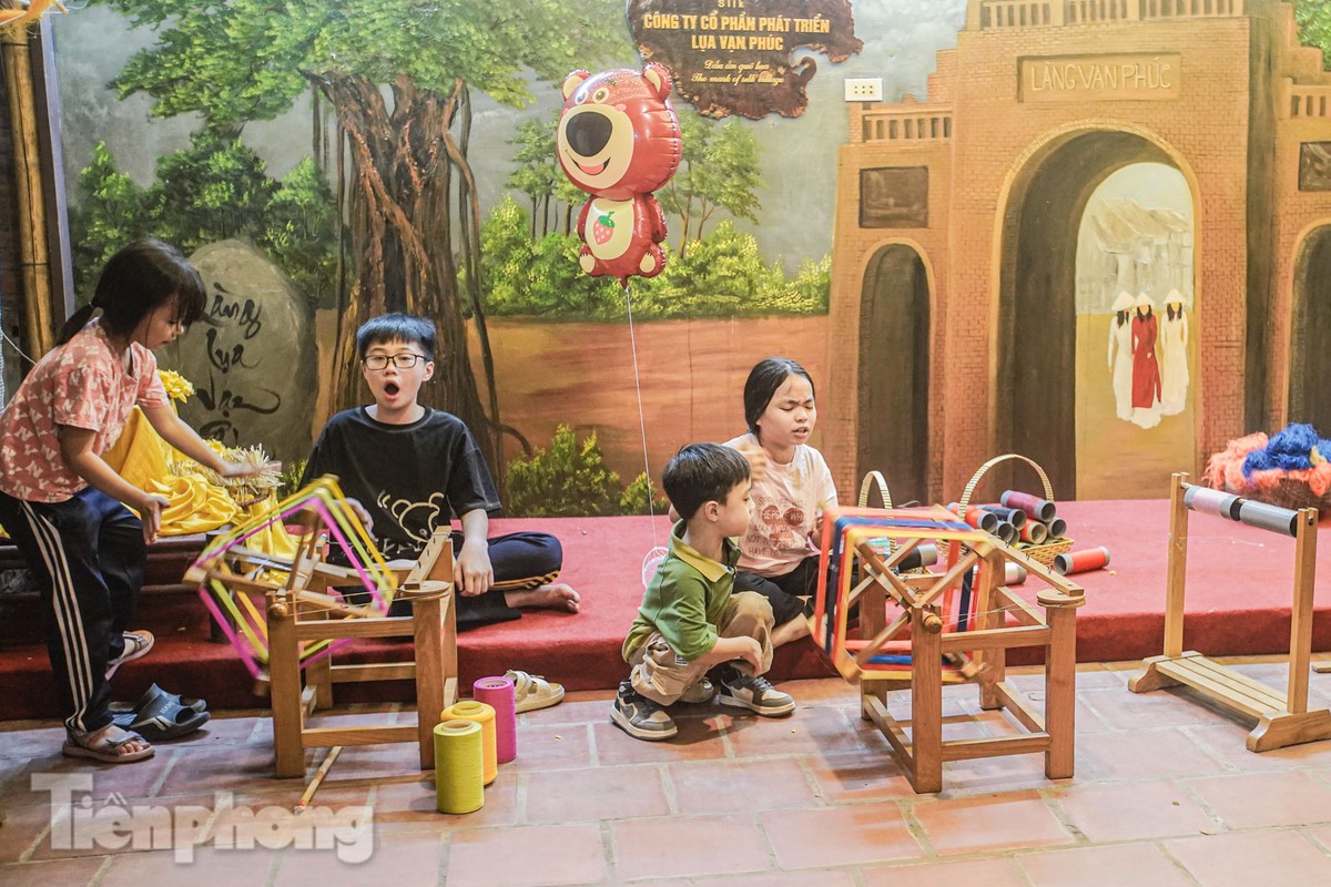 Rực rỡ sắc màu quê lụa Hà Đông trong tuần lễ làng nghề Vạn Phúc-9