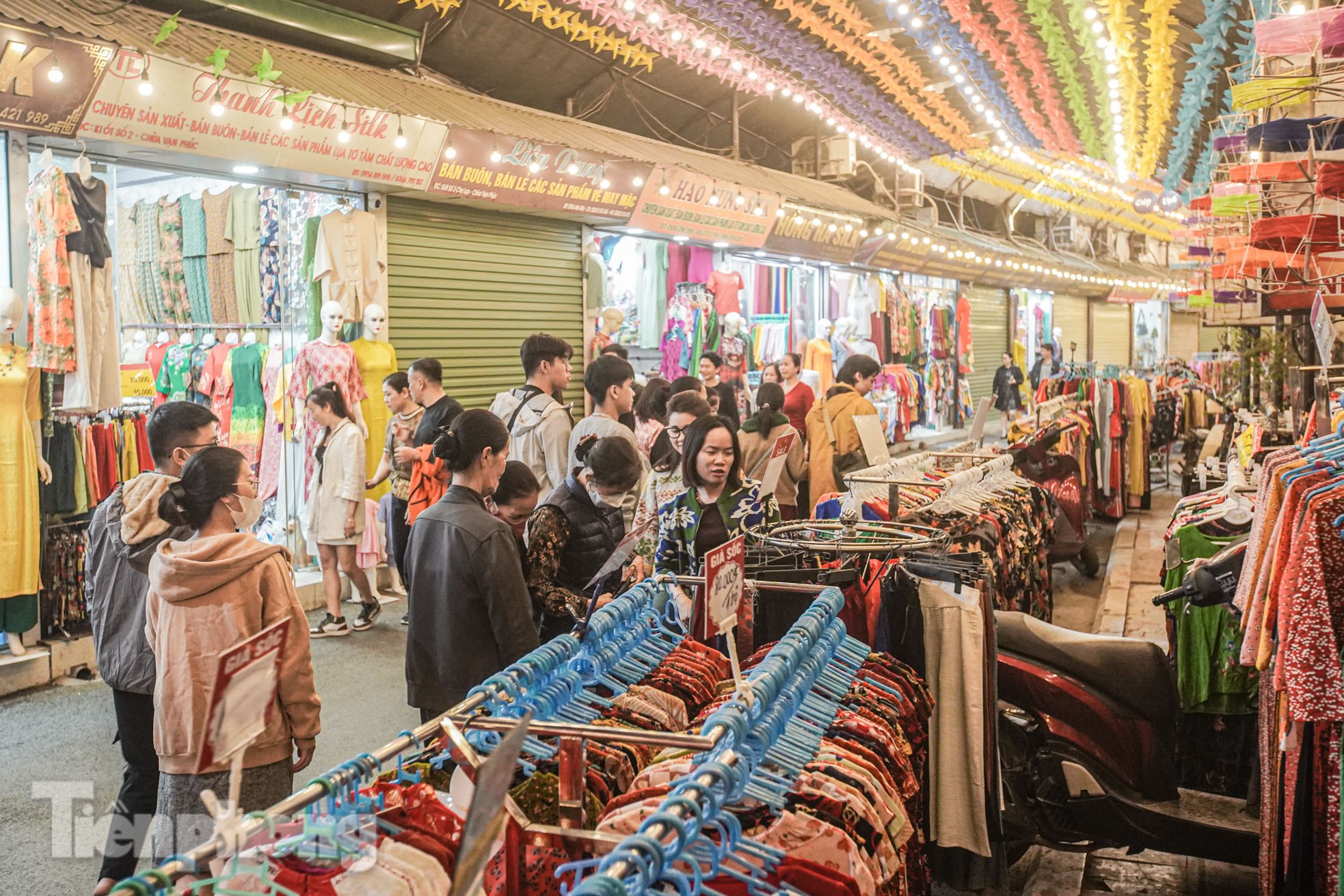 Rực rỡ sắc màu quê lụa Hà Đông trong tuần lễ làng nghề Vạn Phúc-12