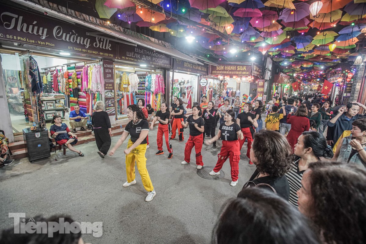 Rực rỡ sắc màu quê lụa Hà Đông trong tuần lễ làng nghề Vạn Phúc-13