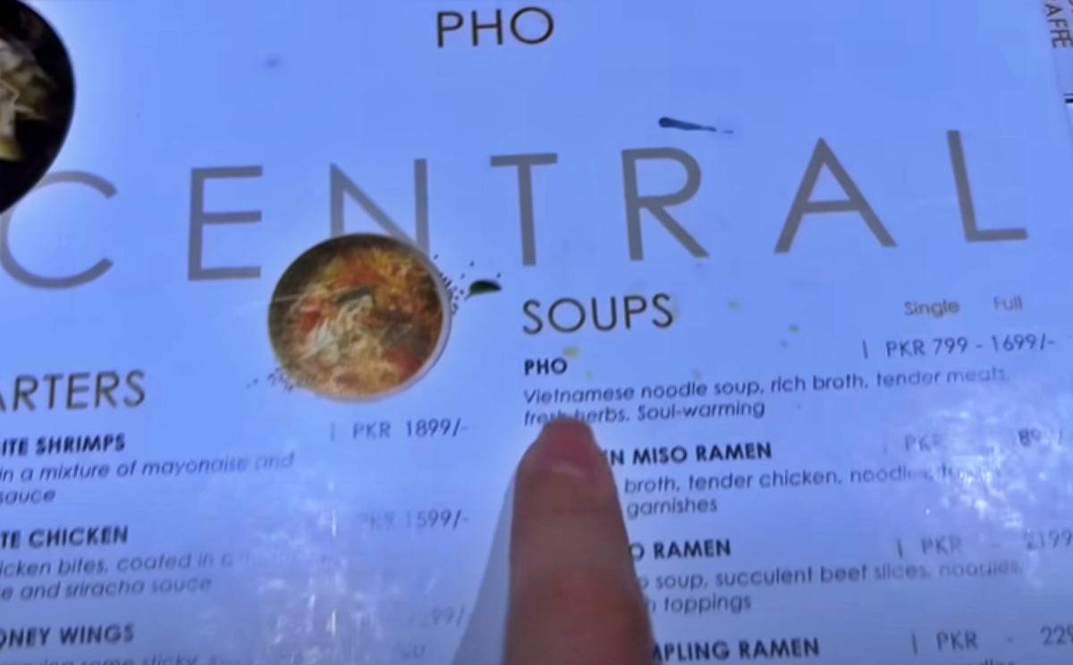 Biểu cảm thú vị của khách Việt khi thử món phở đậm vị ớt chuông ở Pakistan-1