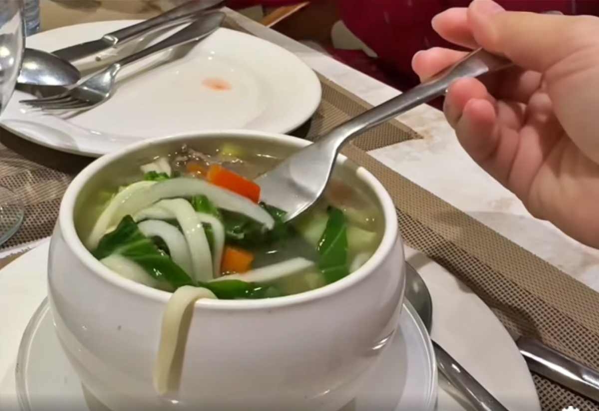 Biểu cảm thú vị của khách Việt khi thử món phở đậm vị ớt chuông ở Pakistan-3