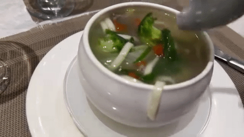 Biểu cảm thú vị của khách Việt khi thử món phở đậm vị ớt chuông ở Pakistan-2