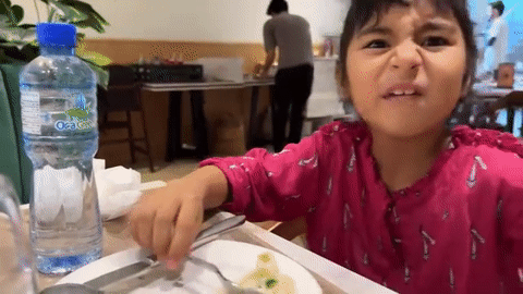 Biểu cảm thú vị của khách Việt khi thử món phở đậm vị ớt chuông ở Pakistan-5