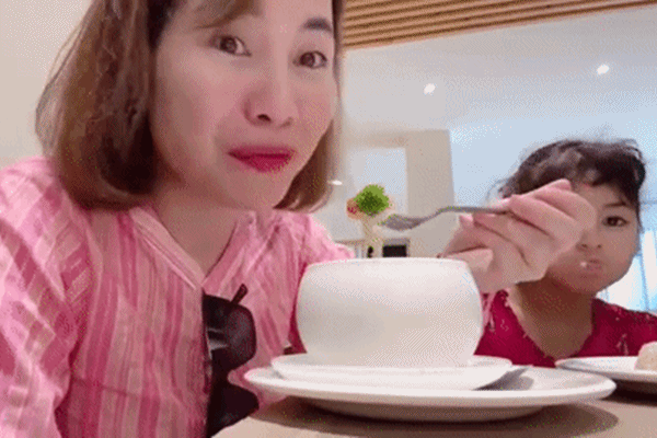 Biểu cảm thú vị của khách Việt khi thử món phở đậm vị ớt chuông ở Pakistan