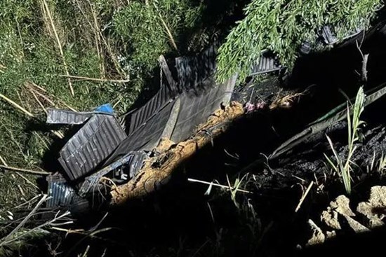 Ô tô đầu kéo chở than từ Lào lao xuống vực sâu ở Thừa Thiên - Huế