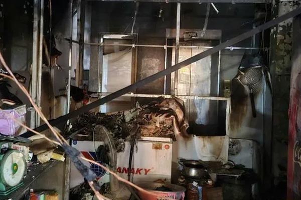 Cháy rụi quán cơm ở TPHCM, 2 người bị ngạt khói phải nhập viện-2
