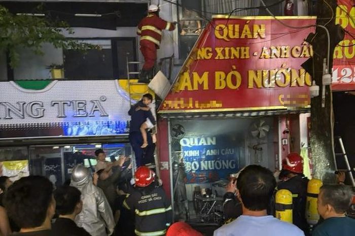Giải cứu 3 người mắc kẹt trong căn nhà 5 tầng bị cháy-1