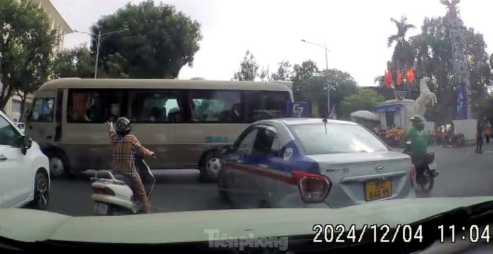 Vụ tài xế xe chở học sinh chặn đường, đánh người: Công an vào cuộc-1