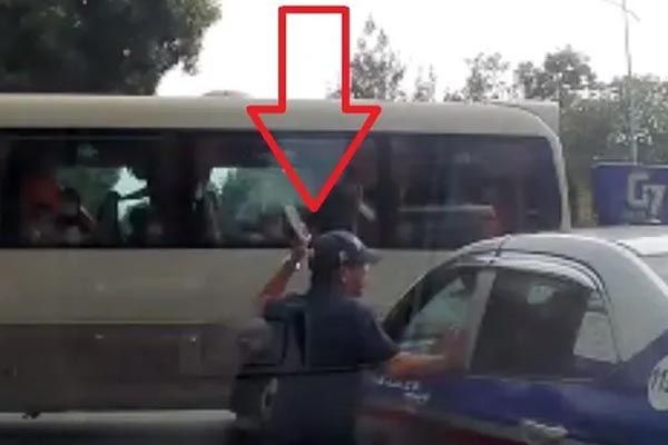 Tài xế vừa lướt mạng vừa phóng ô tô khách 100km/h-3