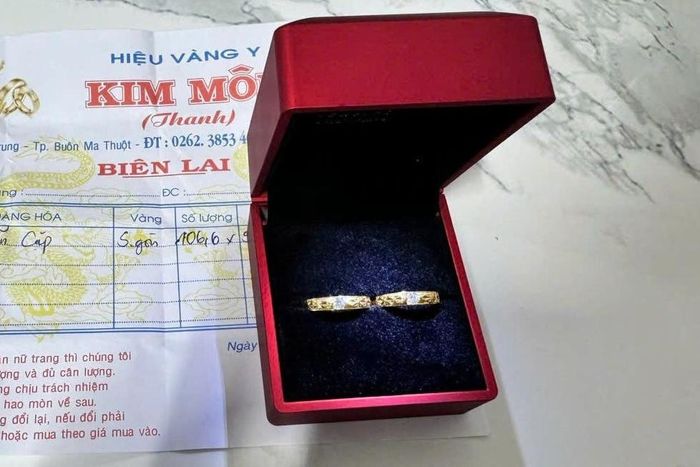 Người phụ nữ trả lại nhẫn cưới cho cặp đôi để quên ở quán bún-1