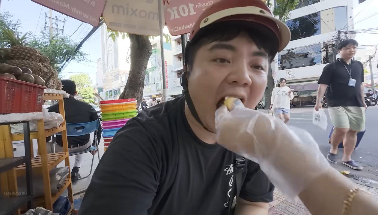 Phản ứng bất ngờ của khách Hàn lần đầu nếm đặc sản nặng mùi ở Việt Nam-1