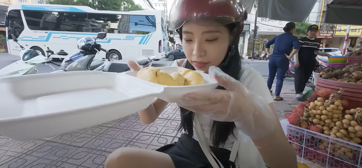 Phản ứng bất ngờ của khách Hàn lần đầu nếm đặc sản nặng mùi ở Việt Nam-5