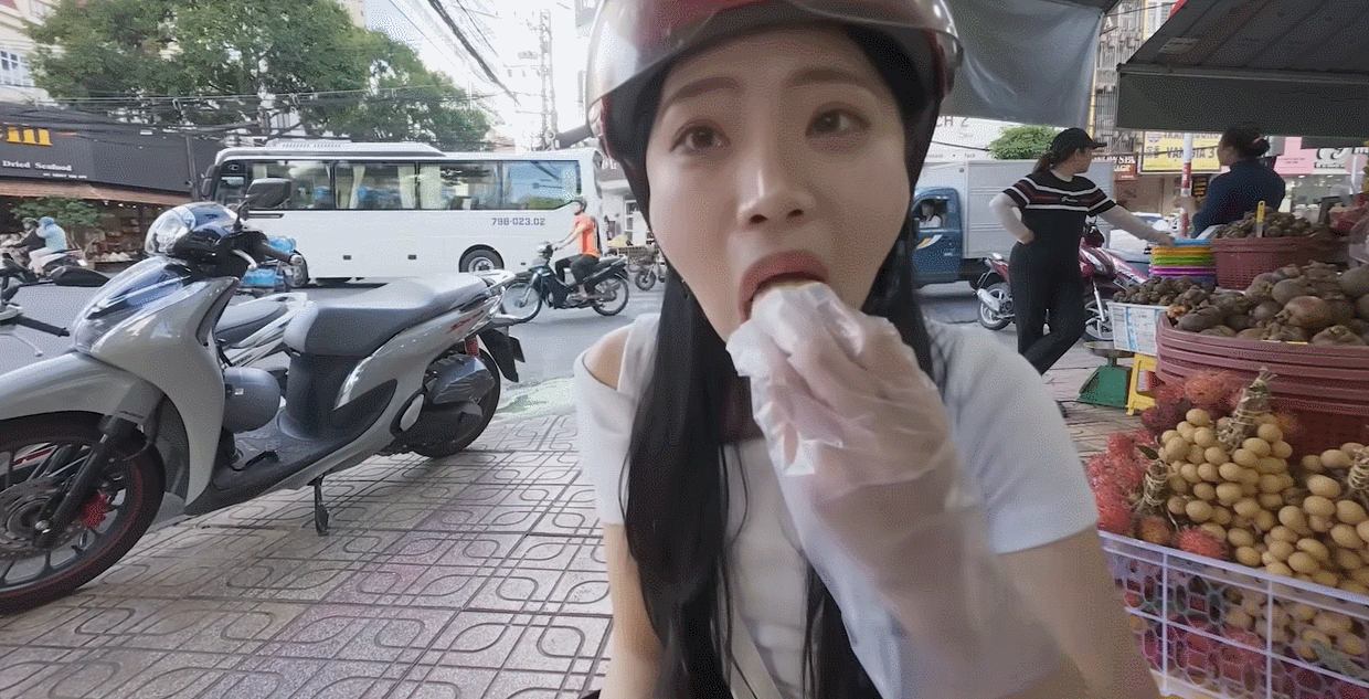 Phản ứng bất ngờ của khách Hàn lần đầu nếm đặc sản nặng mùi ở Việt Nam-6