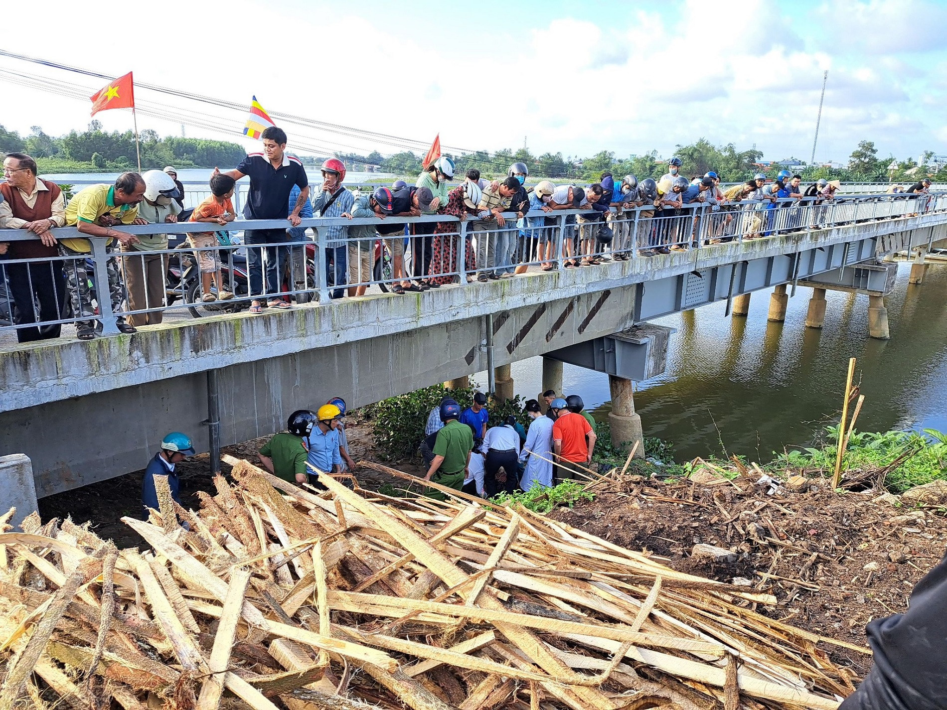 2 người đàn ông nhảy xuống sông cứu một phụ nữ chới với giữa dòng nước-1