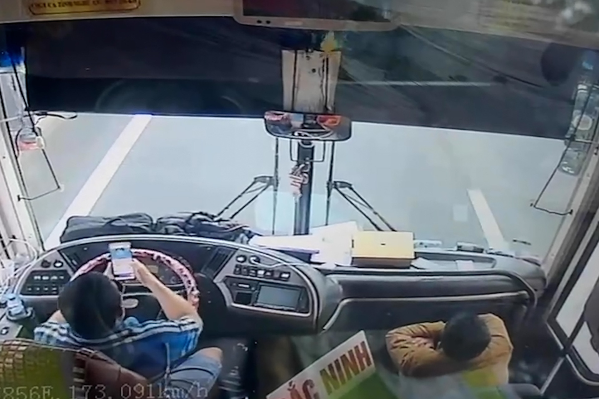 Tài xế vừa lướt mạng vừa phóng ô tô khách 100km/h-1