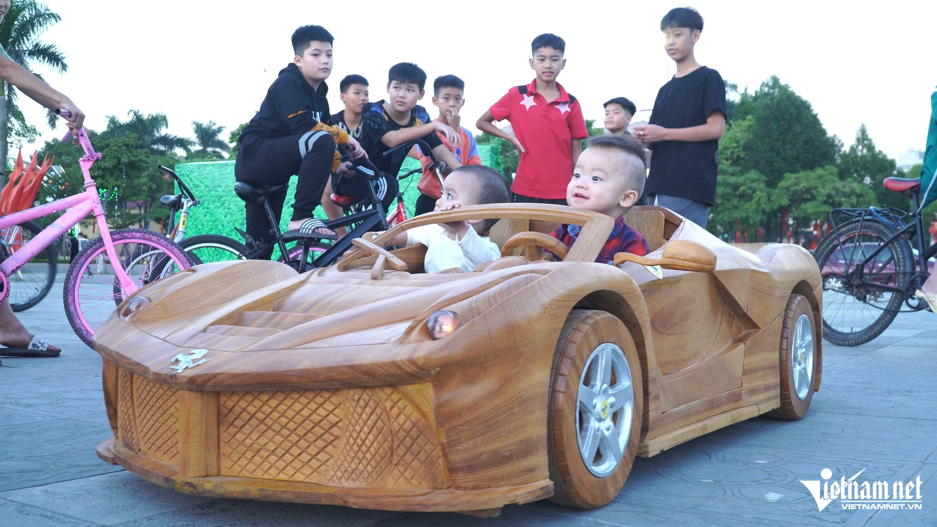 Ông bố ở Bắc Ninh chế tạo siêu xe bằng gỗ, khách Mỹ chốt đơn liền 3 chiếc-3