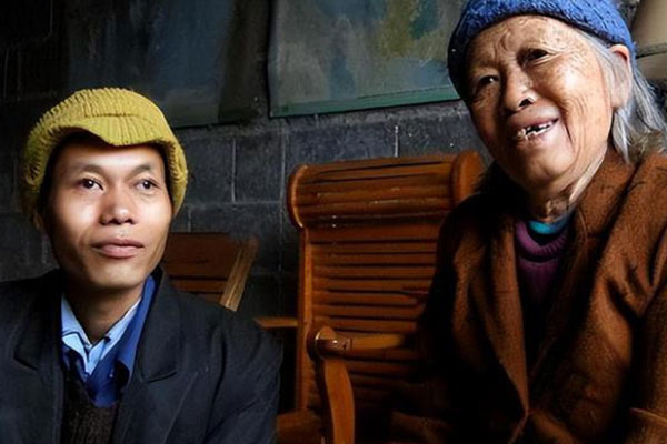 Thanh niên 24 tuổi mê đắm cụ bà 71, cùng thề non hẹn biển kiếp sau tiếp tục làm vợ chồng-3