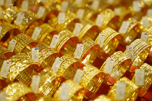 Giá vàng hôm nay 6/12/2024: Thế giới lao dốc, vàng miếng SJC và nhẫn vẫn bám trụ-1