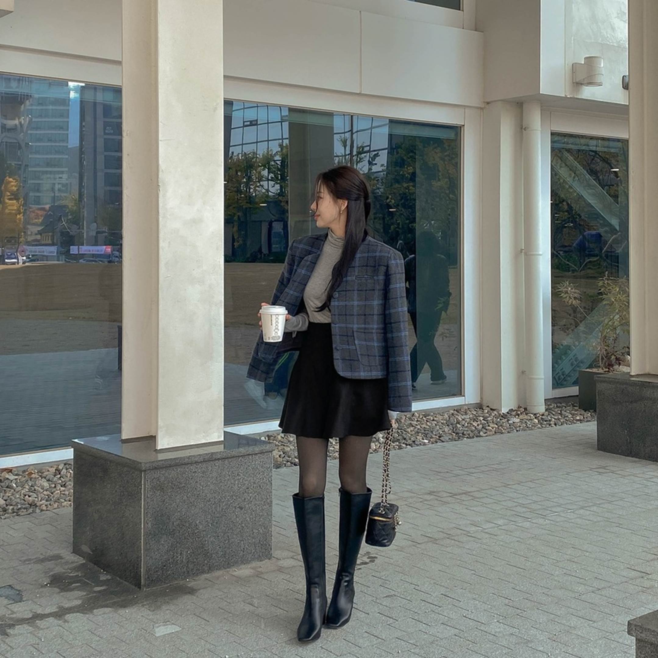 Mặc đẹp hơn trong mùa đông với 10 cách phối chân váy và boots-2