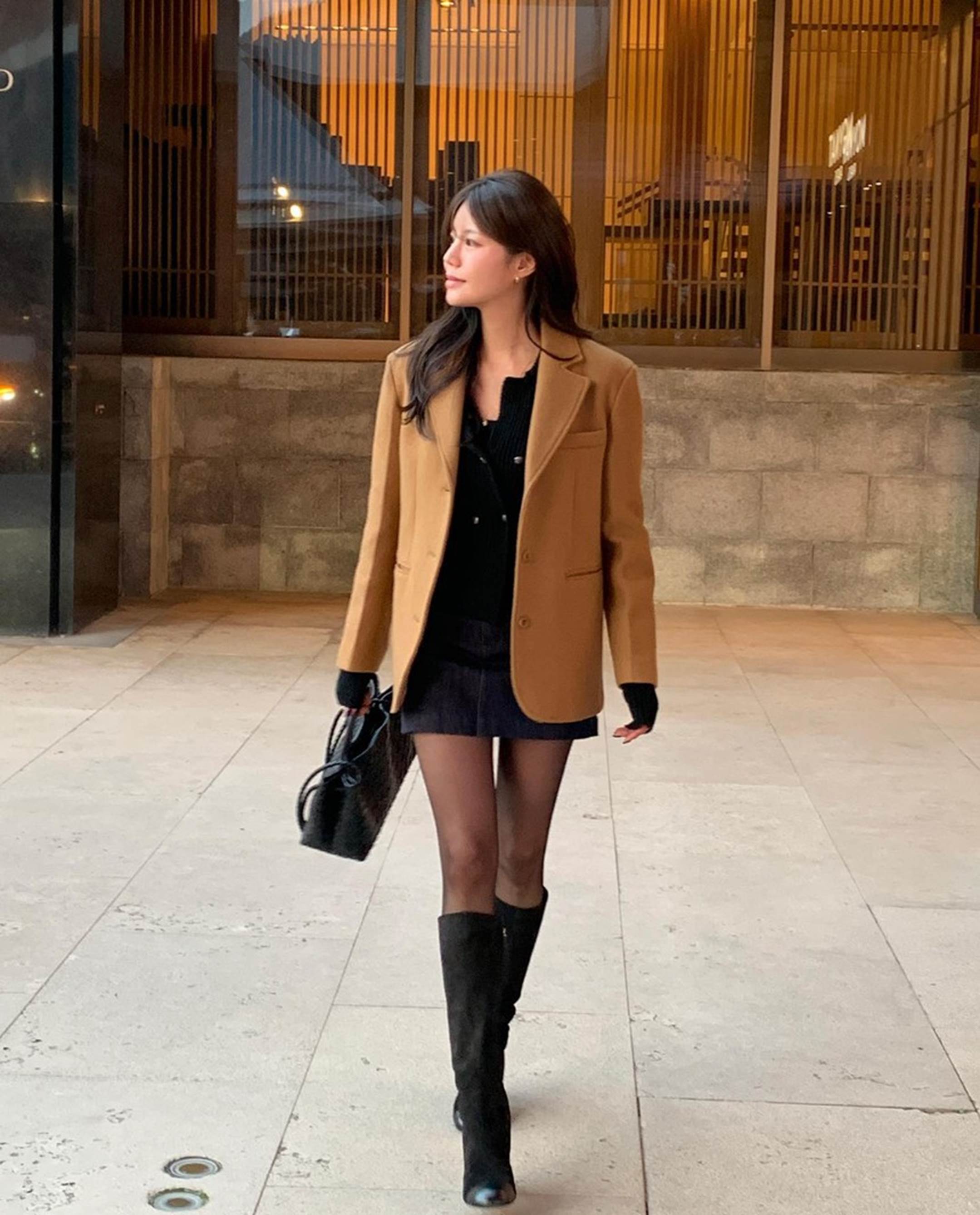 Mặc đẹp hơn trong mùa đông với 10 cách phối chân váy và boots-3