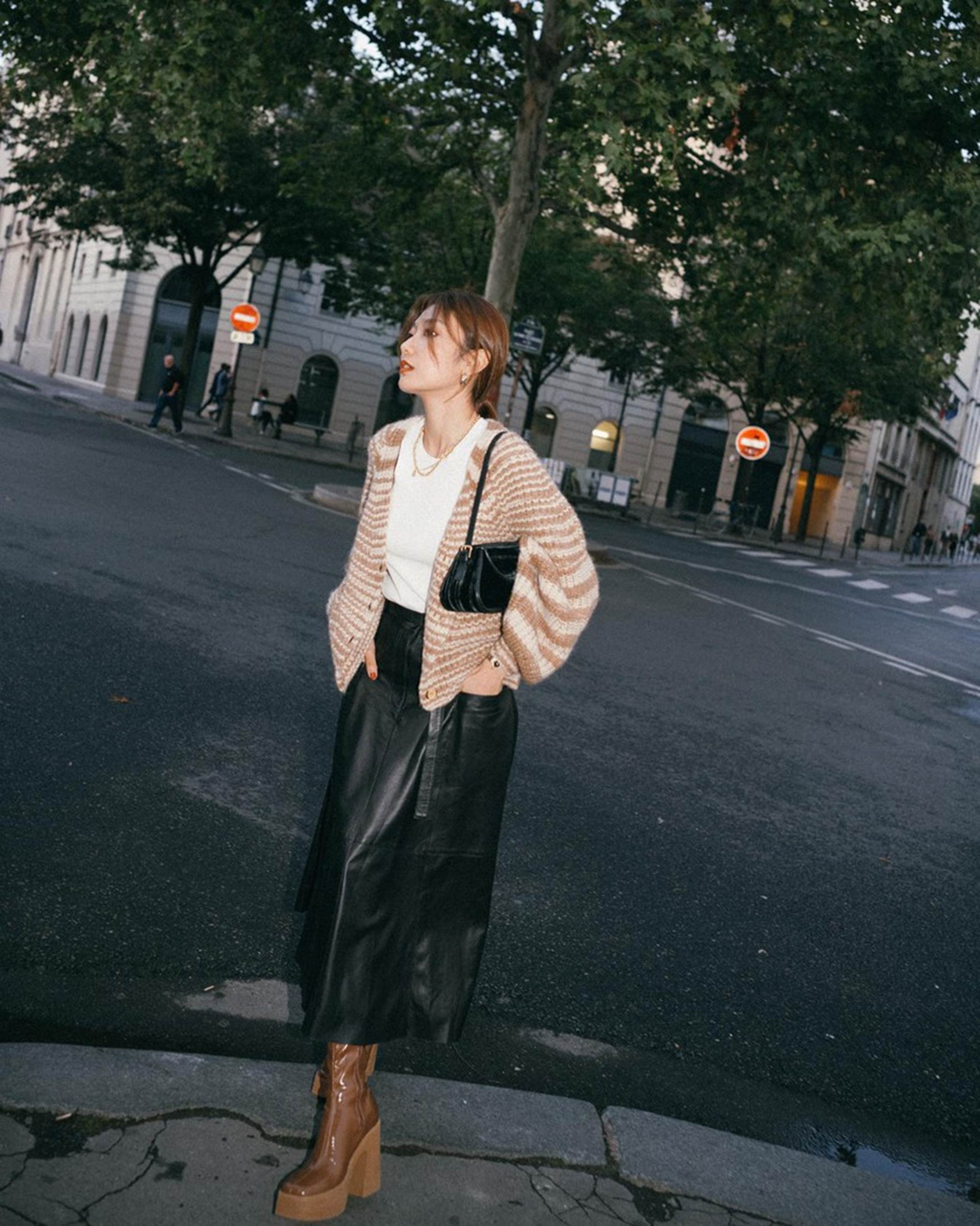 Mặc đẹp hơn trong mùa đông với 10 cách phối chân váy và boots-10