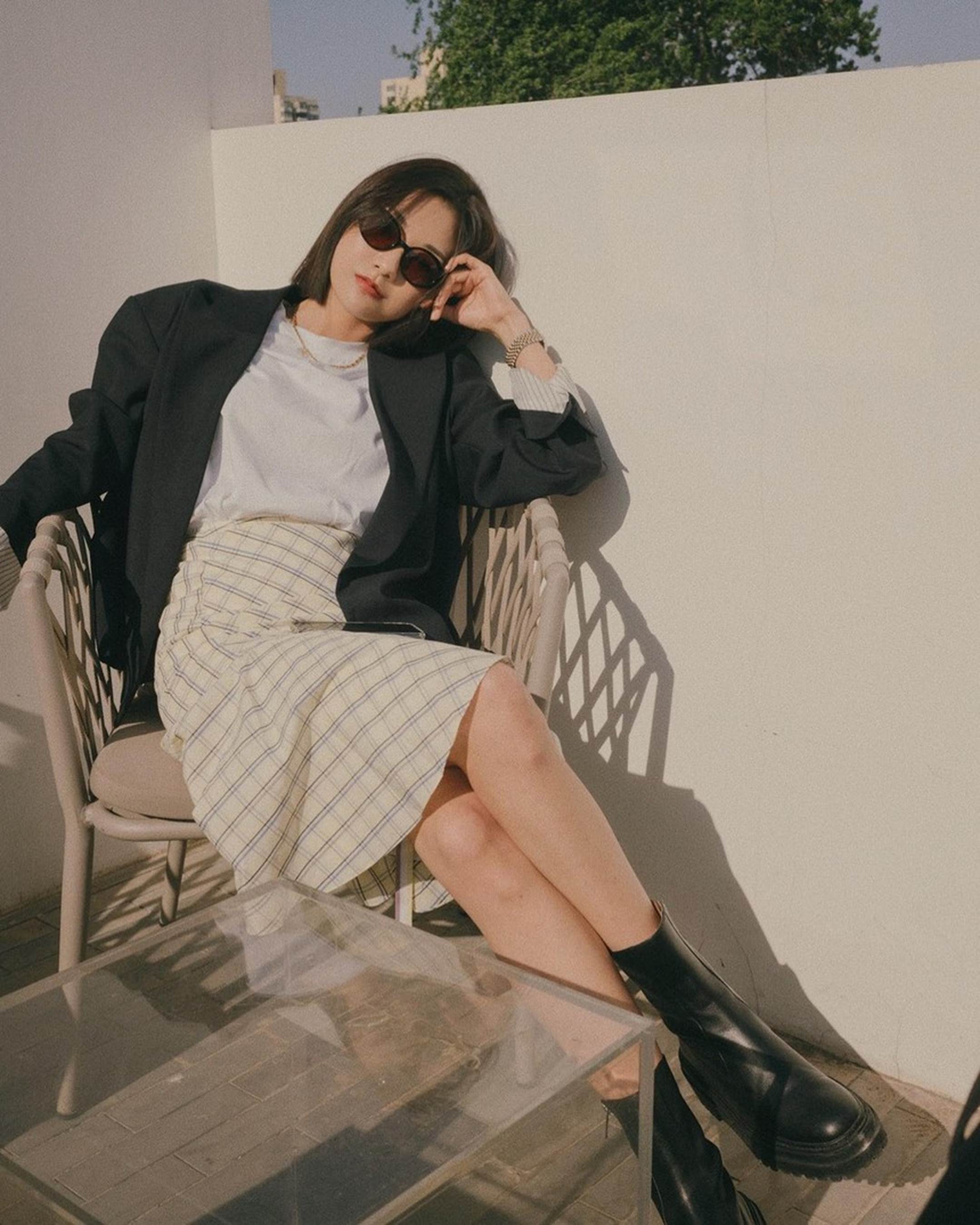 Mặc đẹp hơn trong mùa đông với 10 cách phối chân váy và boots-9