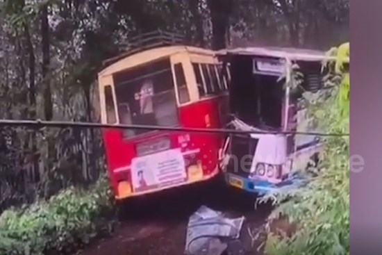 Hai xe buýt đâm nhau trực diện khiến 34 người bị thương