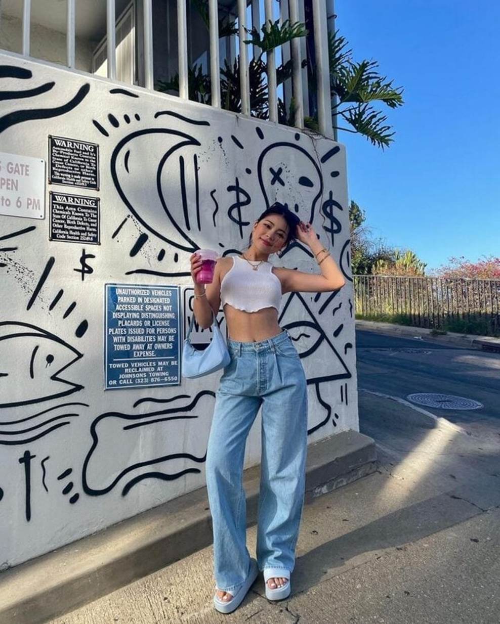 Cao 1m50 có nên mặc quần jeans ống rộng?-2