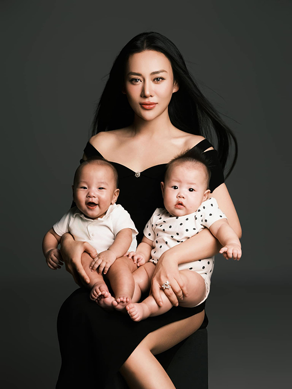 Shark Bình có hành động gây chú ý với Phương Oanh ở sân bay-3