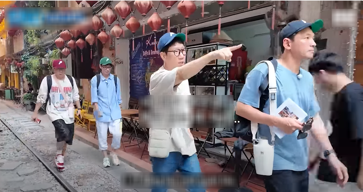 Khách Hàn ngồi vỉa hè Hà Nội ăn trưa, ngỡ ngàng khi biết giá tiền-1