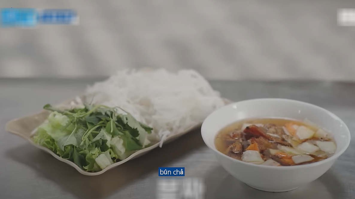 Khách Hàn ngồi vỉa hè Hà Nội ăn trưa, ngỡ ngàng khi biết giá tiền-6