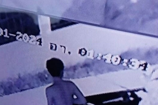 Không mặc đồ đi dạo trong làng giữa đêm, người đàn ông bị bắt-1