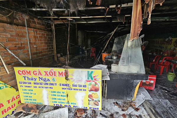 Cháy rụi quán cơm ở TPHCM, 2 người bị ngạt khói phải nhập viện-1