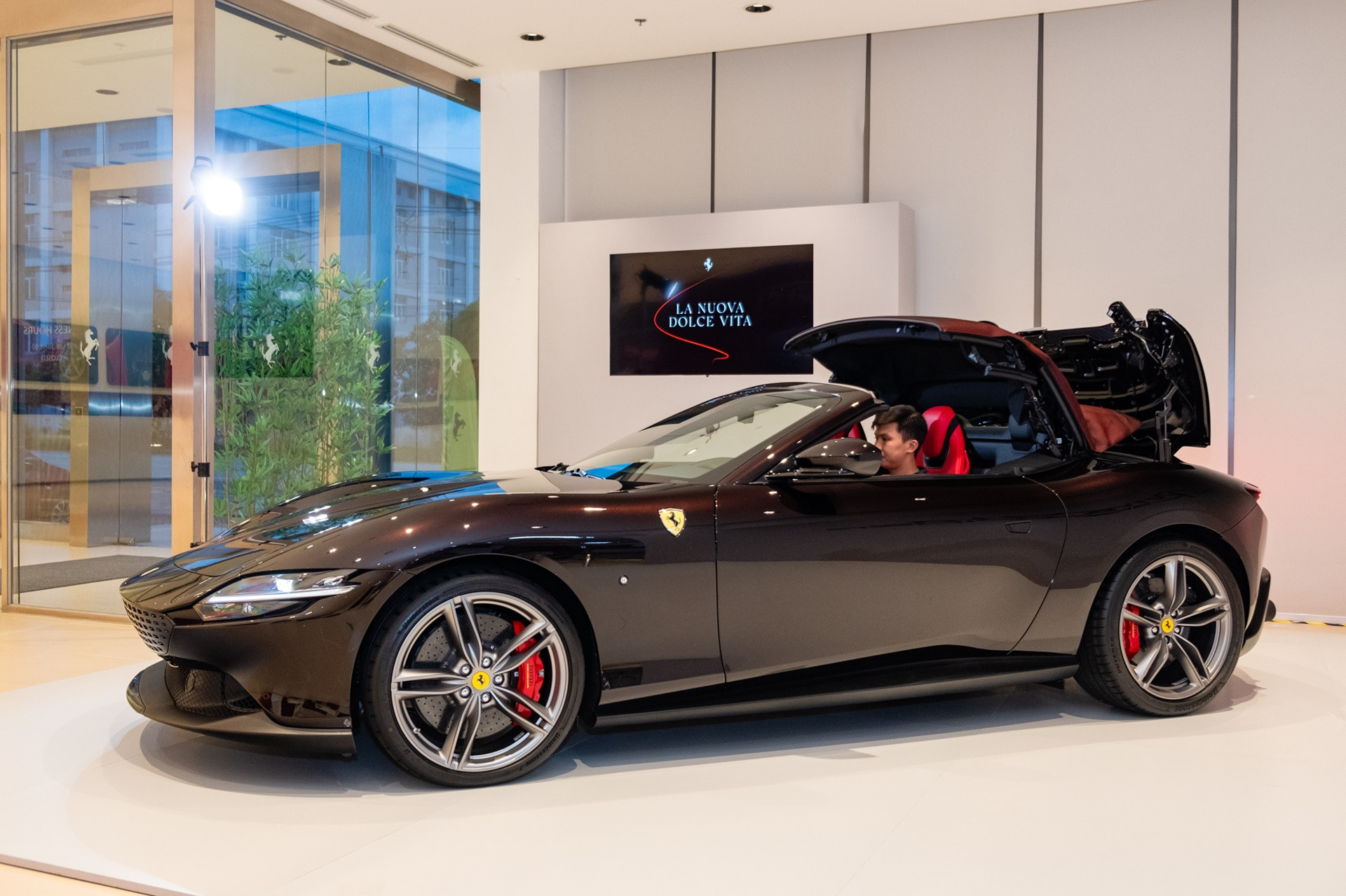 Đại gia Hà Nội tậu siêu xe Ferrari Roma mui trần giá 24 tỷ-4