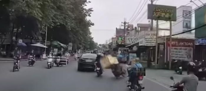 TP HCM: Cái kết của nam thanh niên đạp xe khiến người chở hàng ngã xuống đường-1