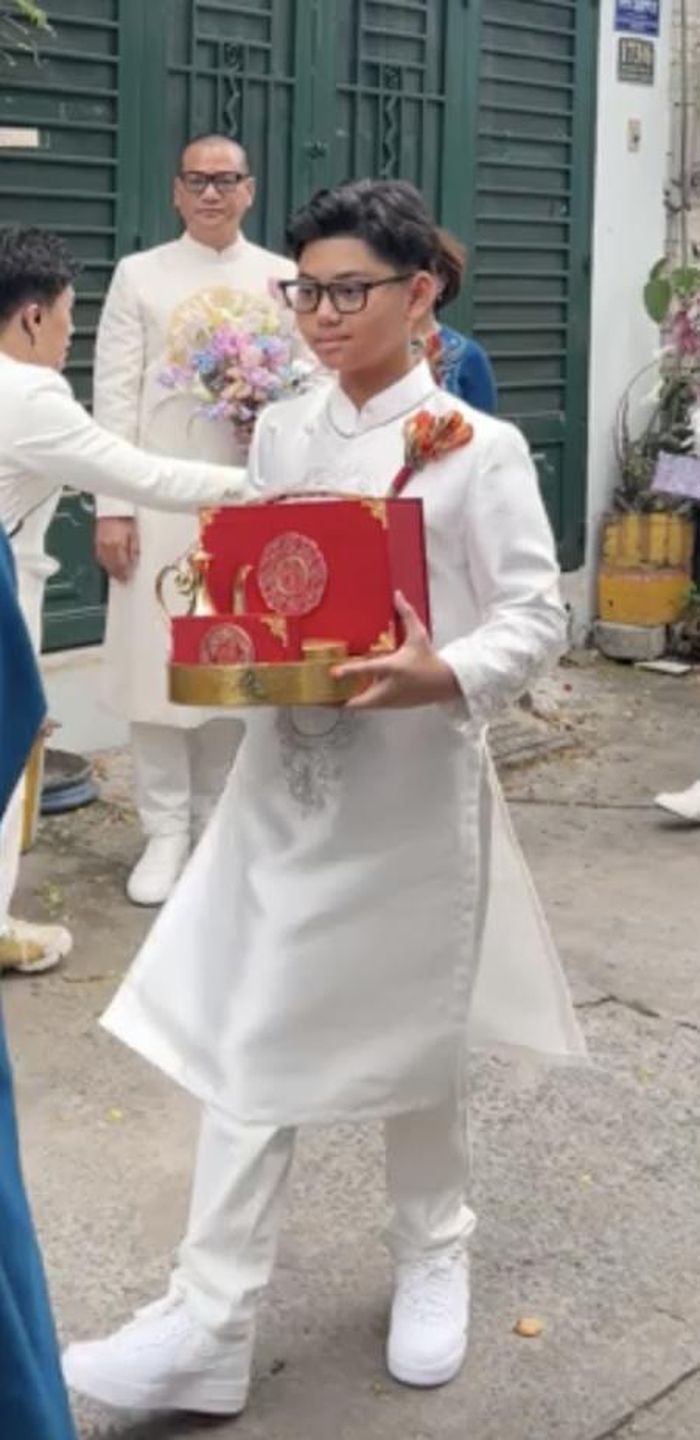 Con riêng 11 tuổi của chồng Hoa hậu Khánh Vân xuất hiện trong lễ ăn hỏi-2