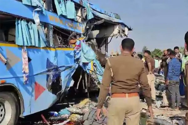 Xe buýt đâm xe bồn, 8 người thiệt mạng, 19 người bị thương-1