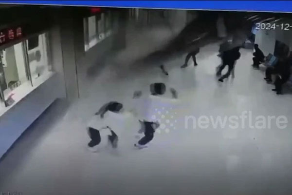 Đang đứng chờ mua thuốc, người dân bị trần bệnh viện rơi trúng-1