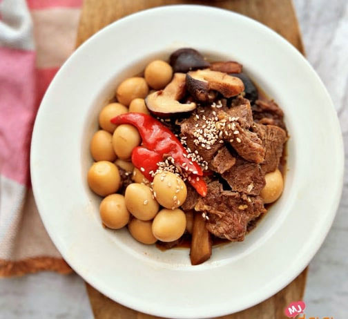 Cách làm món bò hầm trứng cút lạ miệng, hấp dẫn-1