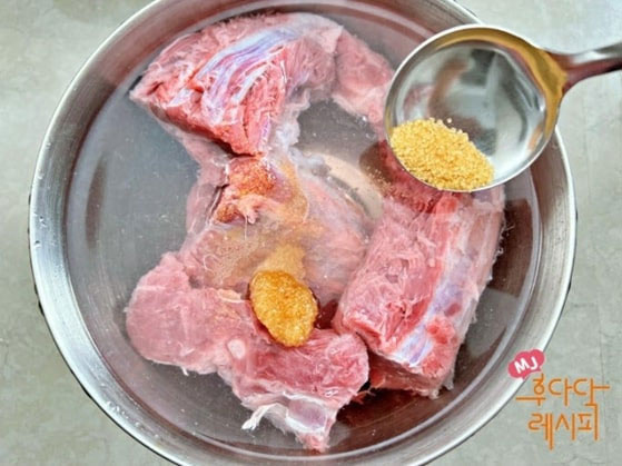 Cách làm món bò hầm trứng cút lạ miệng, hấp dẫn-2