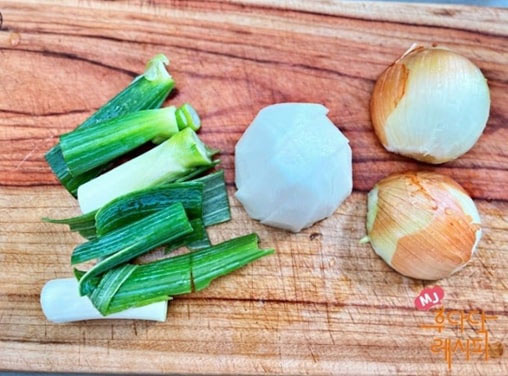 Cách làm món bò hầm trứng cút lạ miệng, hấp dẫn-3